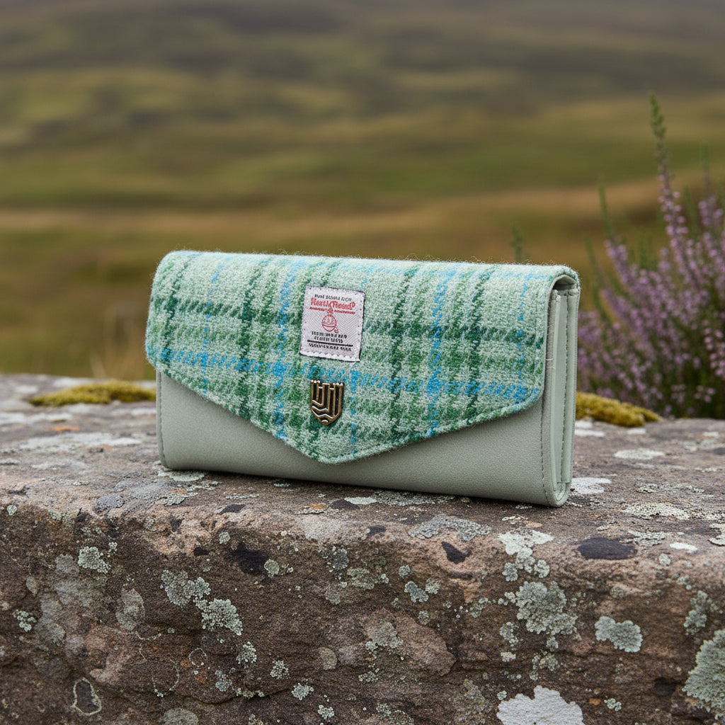 Side of the mint clasp purse showing the zip and sage leather